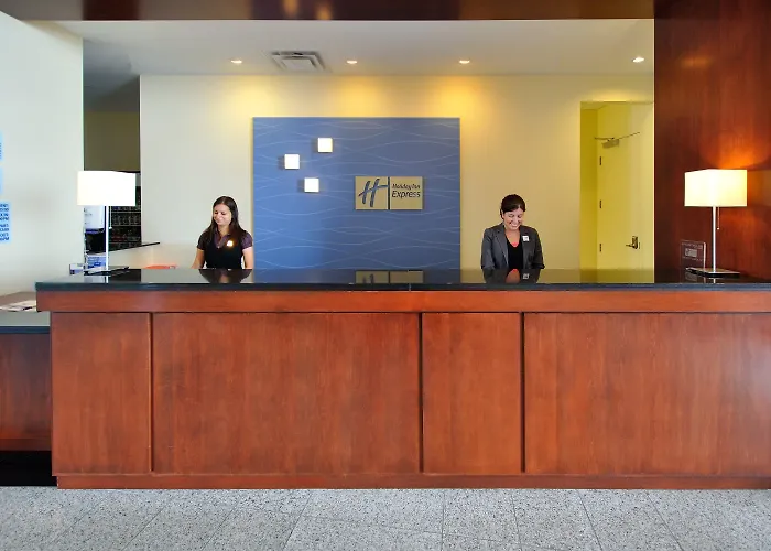 Holiday Inn & Suites Montreal Airport By Ihg Dorval
